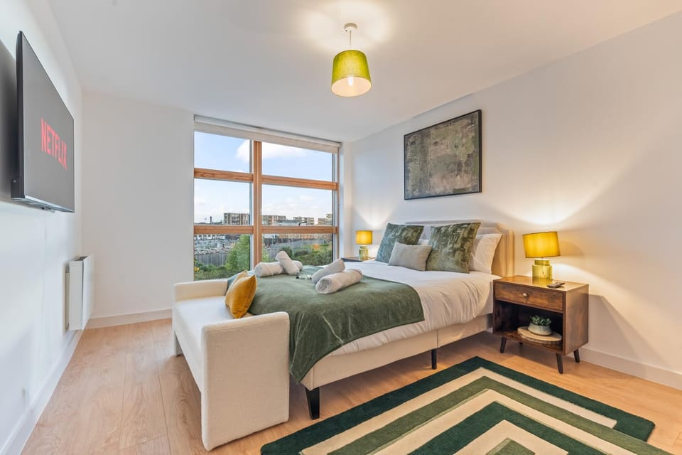 Deptford 1 Bed Sleeps 5 Free Parking Workspace Apartment in London Borough of Southwark