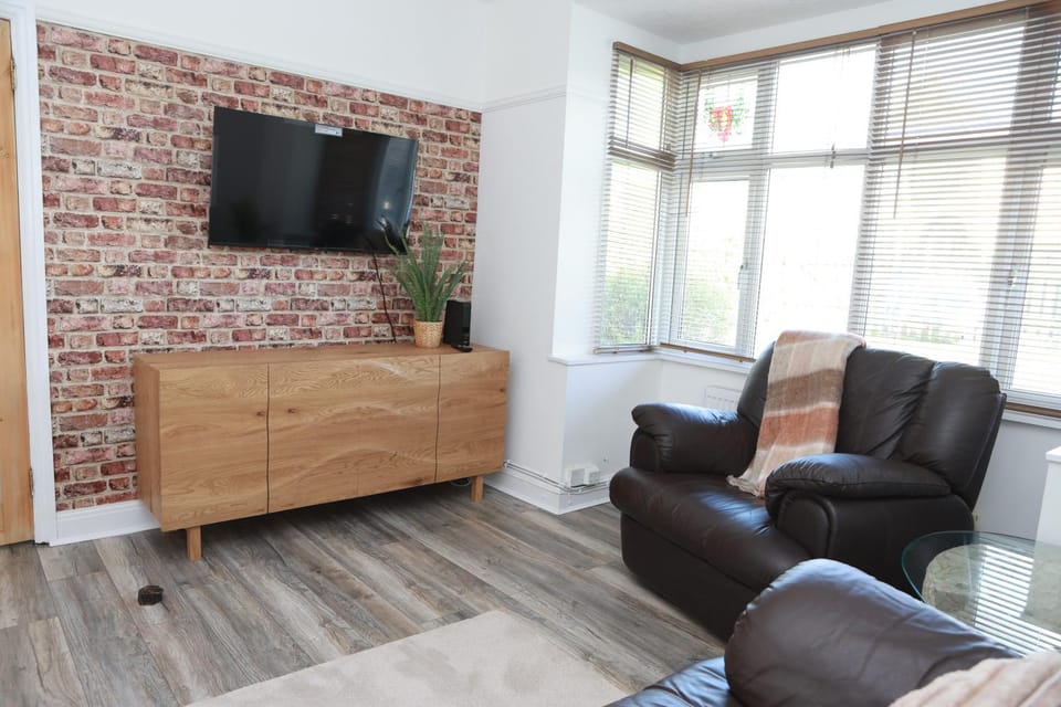 The Cosy Collective House in Newport