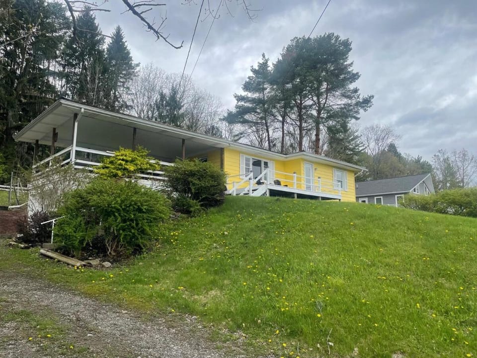 Beautiful 4 bed cottage on enchanting Keuka Lake House in Keuka Lake