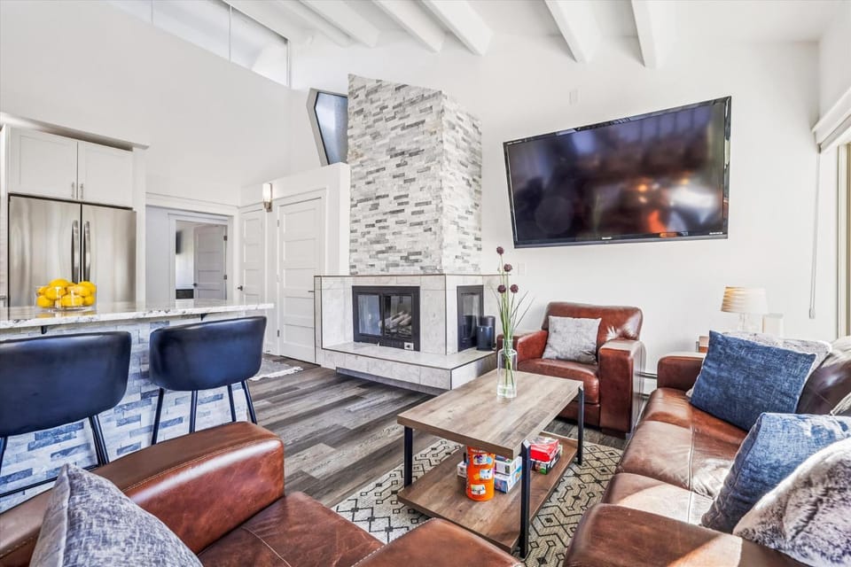 The Lift 301, Great location, Shared Amenities, New Listing Apartment in Breckenridge