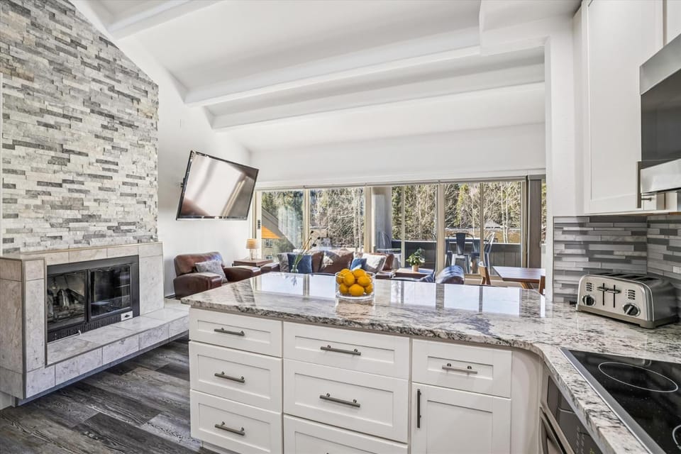 The Lift 301, Great location, Shared Amenities, New Listing Apartment in Breckenridge