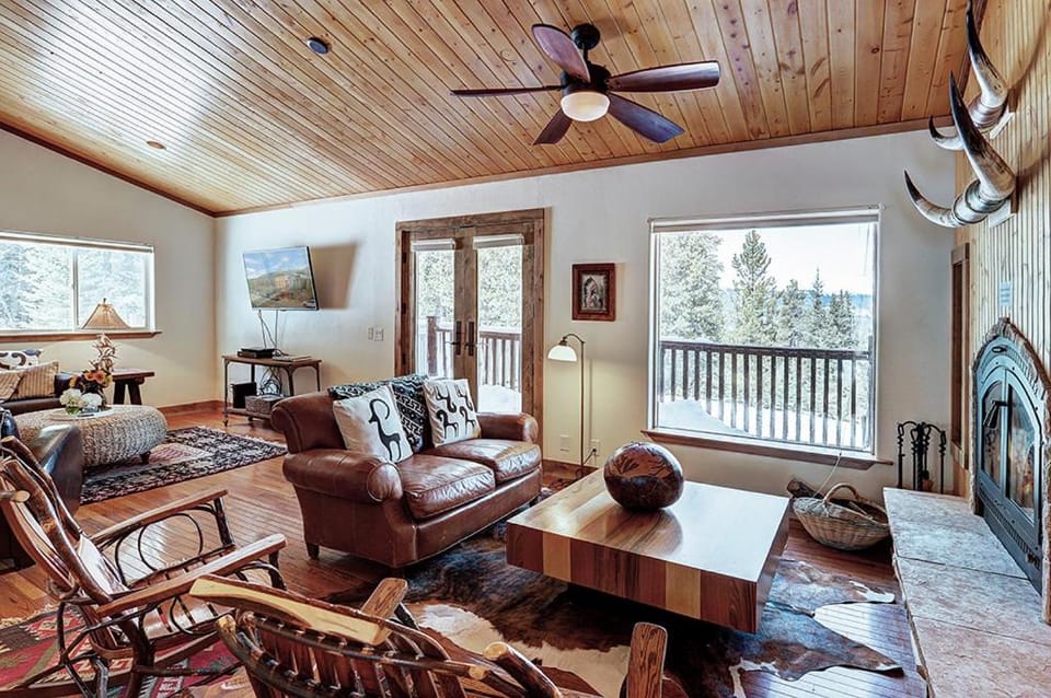 Lodge at Boreas Pass, Rustic Home, Amazing Views of the 10 Mile Range, Hot Tub House in Summit County