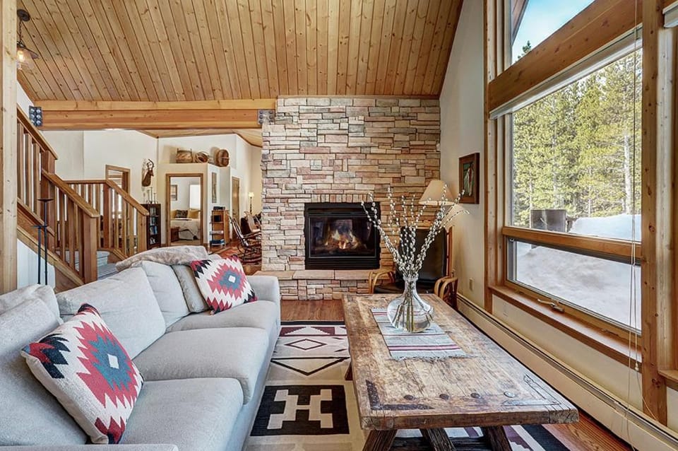 Lodge at Boreas Pass, Rustic Home, Amazing Views of the 10 Mile Range, Hot Tub House in Summit County