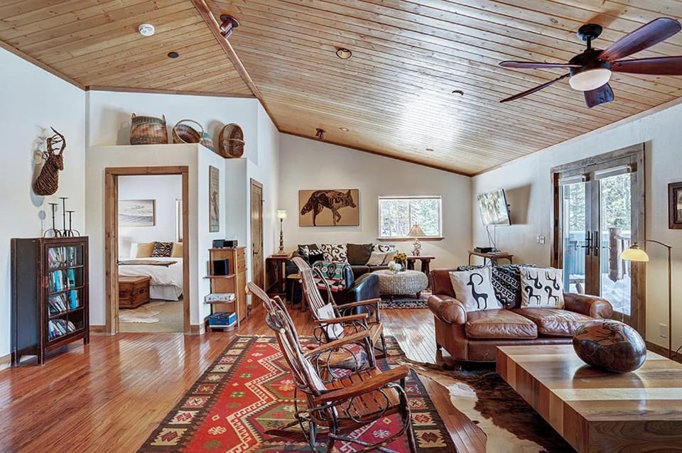 Lodge at Boreas Pass, Rustic Home, Amazing Views of the 10 Mile Range, Hot Tub House in Summit County