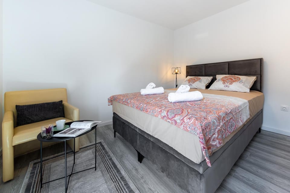 Bed, Seating area, Bedroom, towels