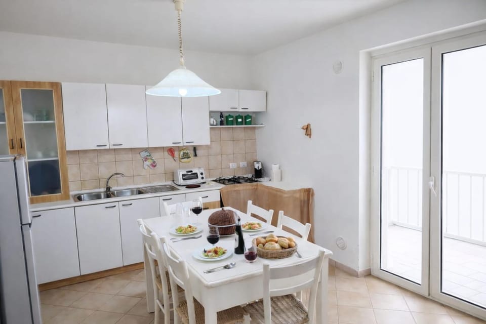 Coffee/tea facilities, Kitchen or kitchenette, Dining area, stove