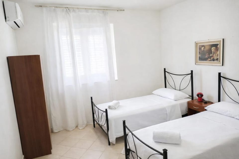 Bed, Photo of the whole room, Bedroom, air conditioner