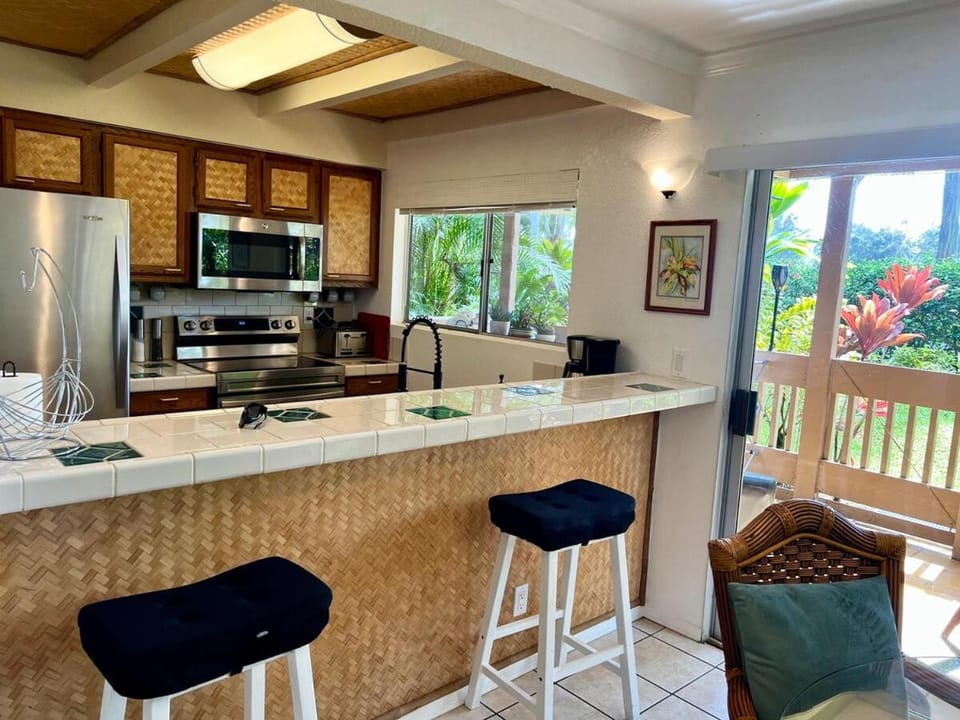 Surf Shack ,Cold AC , Pool Hot Tub, Sleeps 4, Mt View Apartment in Princeville