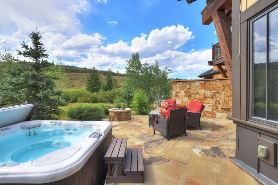 Lone Star Lodge, High End Property, On the River, Hot Tub, Dog Friendly House in Breckenridge