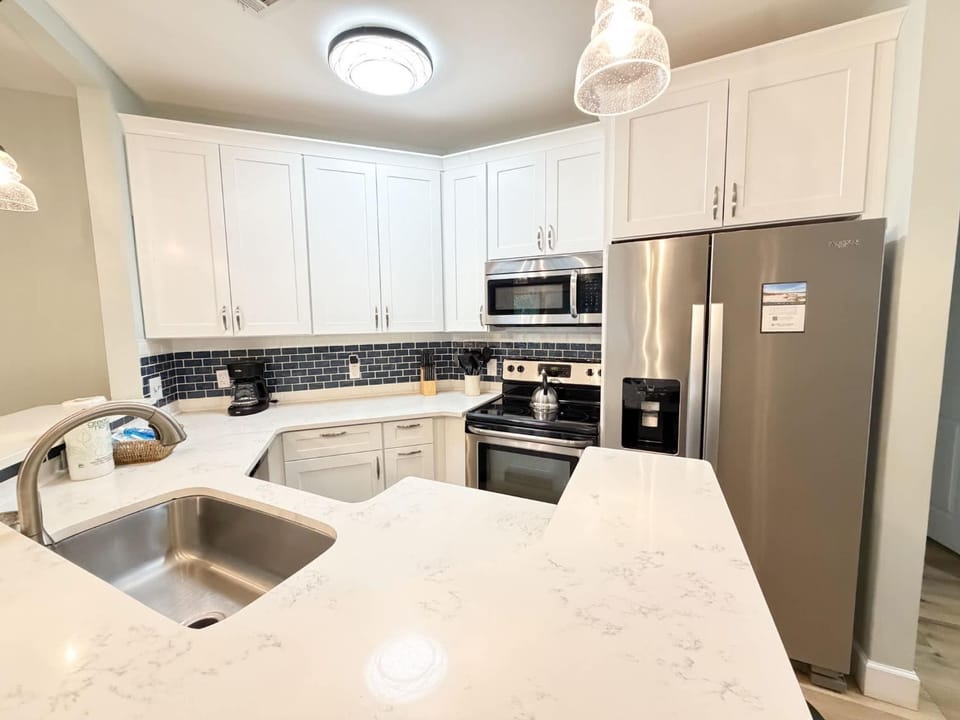 Ocean Breeze - Walk to Beach 3BR Lagoon View Villa House in South Forest Beach