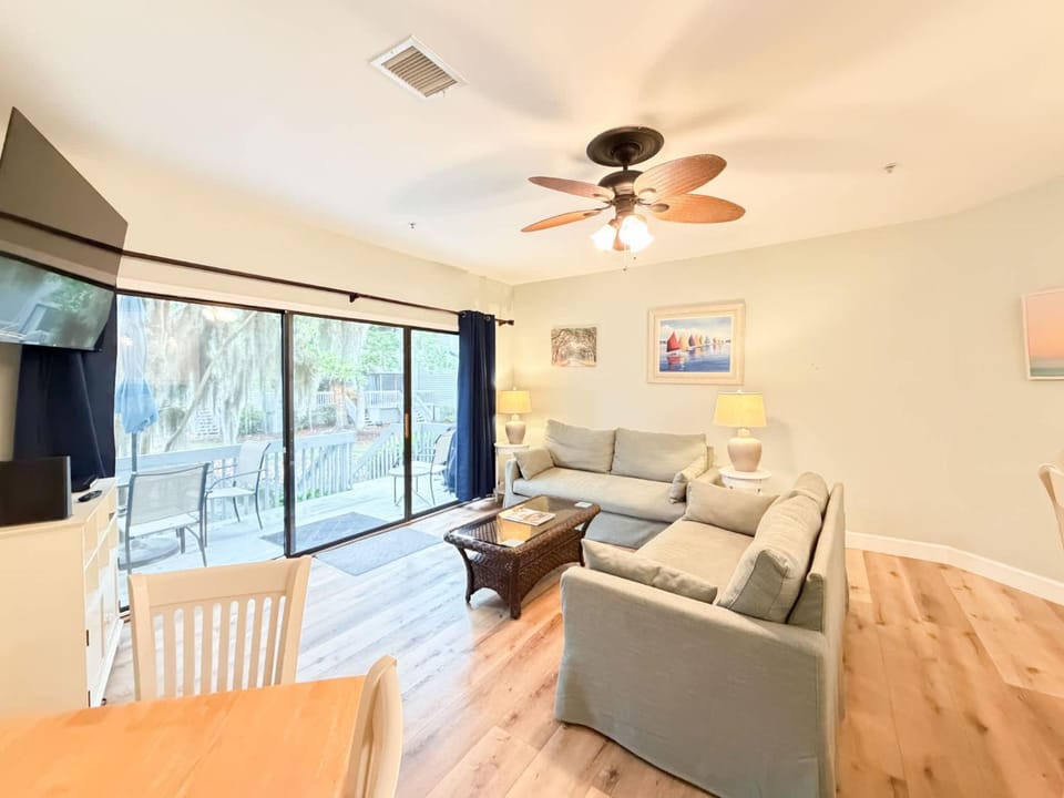 Ocean Breeze - Walk to Beach 3BR Lagoon View Villa House in South Forest Beach