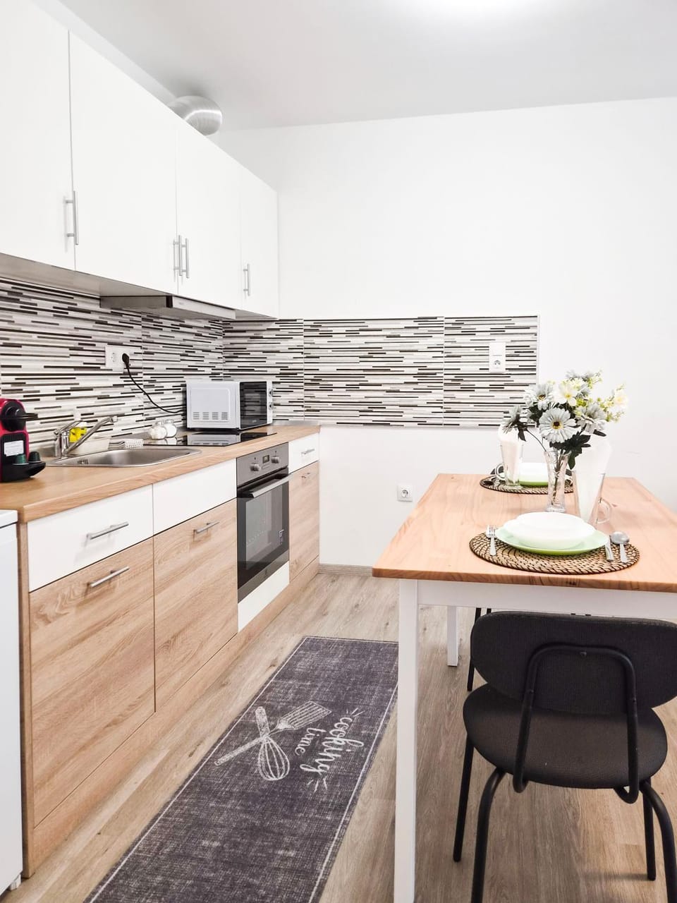 Kitchen or kitchenette, Dining area, oven