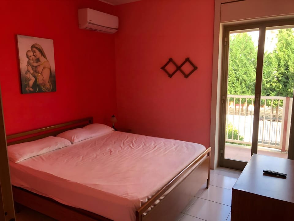 TV and multimedia, Photo of the whole room, Bedroom, air conditioner
