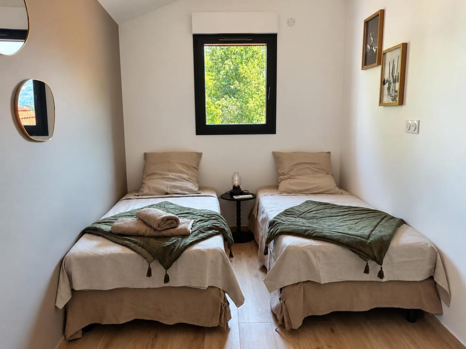 Bed, Photo of the whole room, towels