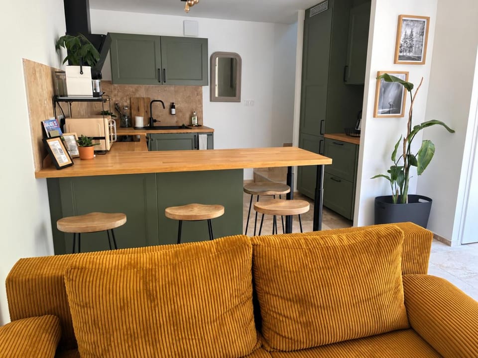 Coffee/tea facilities, Kitchen or kitchenette, Living room, Seating area, Dining area, stove