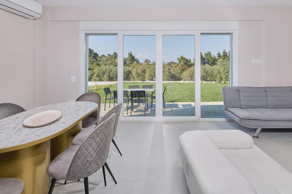Patio, View (from property/room), Balcony/Terrace, Living room, Seating area, Dining area, Garden view, Inner courtyard view