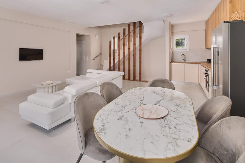 TV and multimedia, Kitchen or kitchenette, Living room, Seating area, Dining area, oven, kitchen