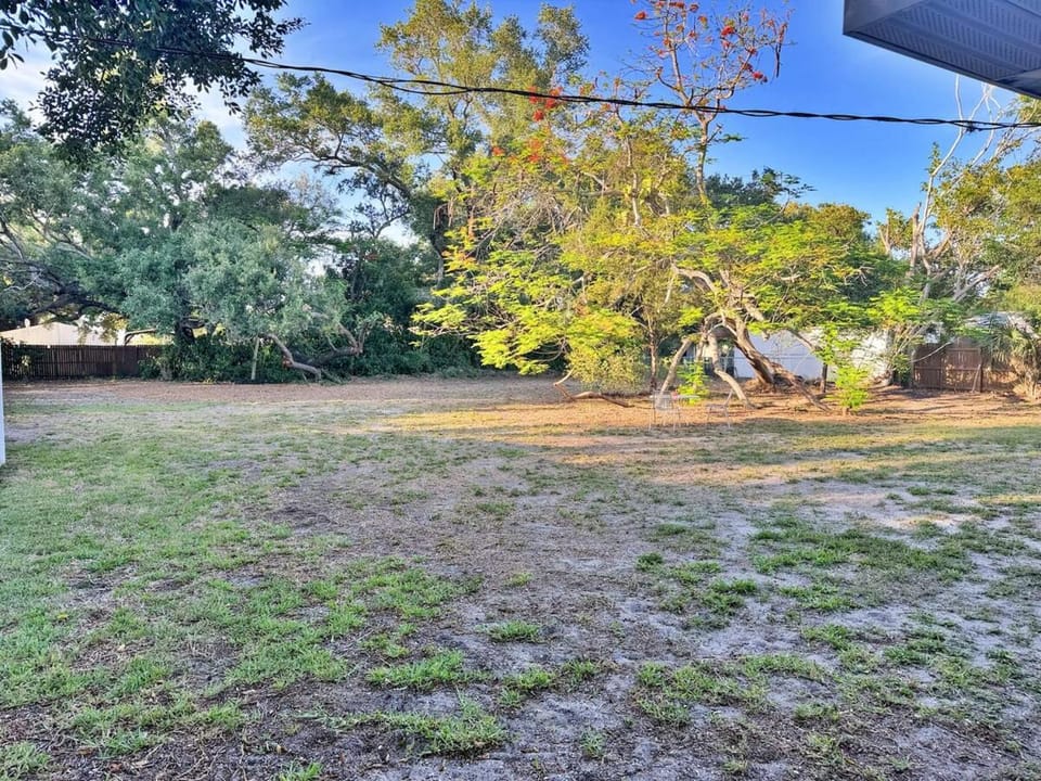 Manatee River Bungalow - 4 Apartment in Bradenton