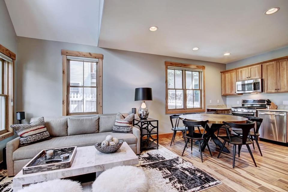 Main Street Retreat, Spacious 2BR townhome in Breckenridge with views, sleeps up to 8 guests House in Breckenridge