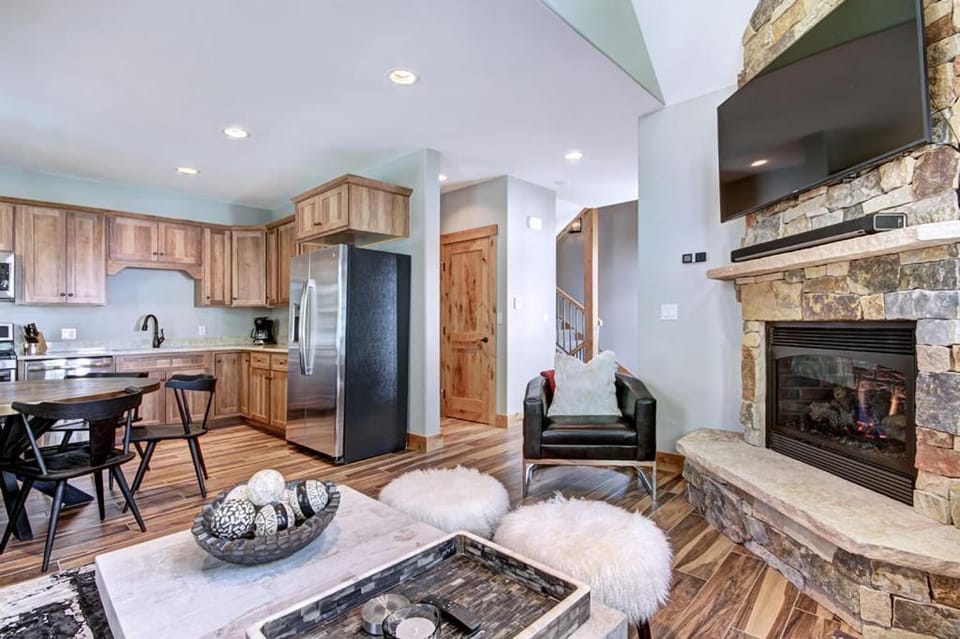 Main Street Retreat, Spacious 2BR townhome in Breckenridge with views, sleeps up to 8 guests House in Breckenridge