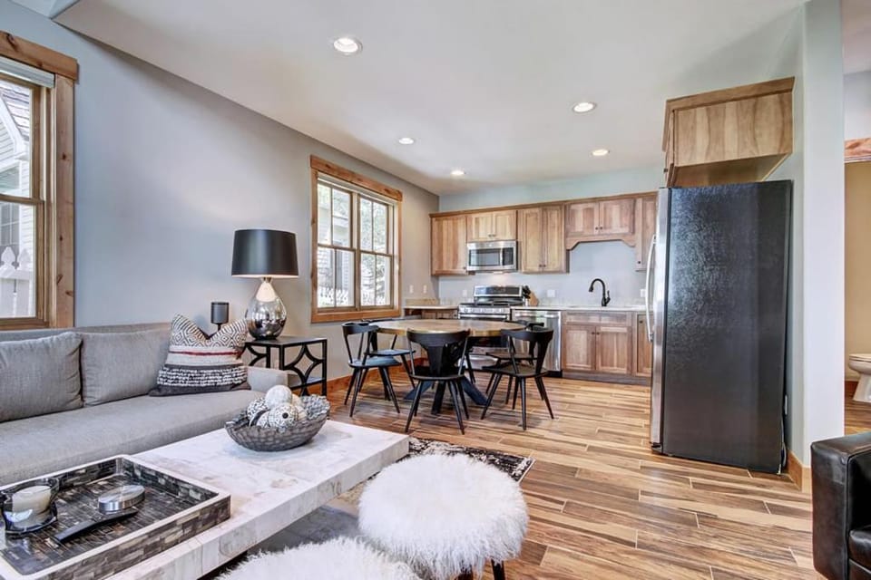 Main Street Retreat, Spacious 2BR townhome in Breckenridge with views, sleeps up to 8 guests House in Breckenridge
