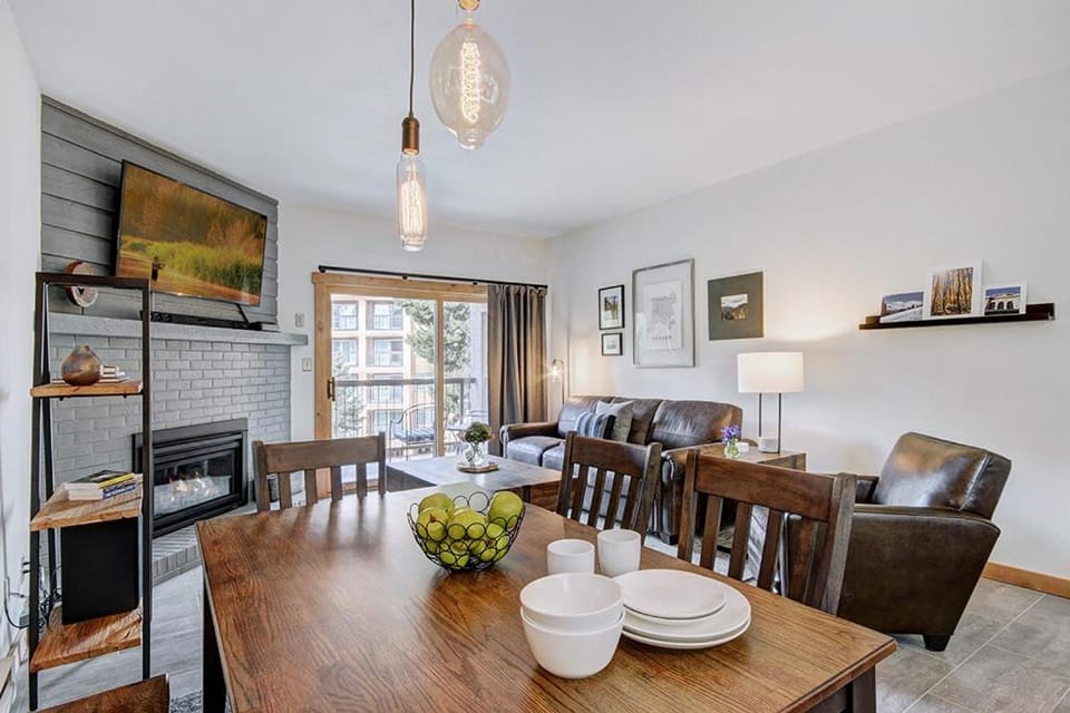 Spacious 2 bed, 2 bath Mountainwood 301 condo in Breckenridge, sleeps 8 guests Apartment in Breckenridge