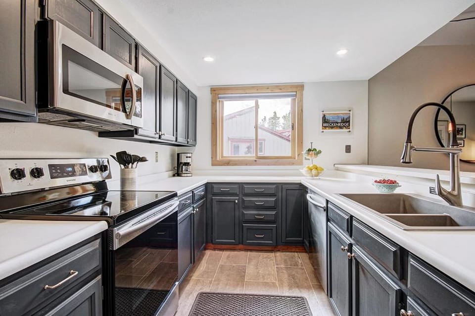 Spacious 2 bed, 2 bath Mountainwood 301 condo in Breckenridge, sleeps 8 guests Apartment in Breckenridge