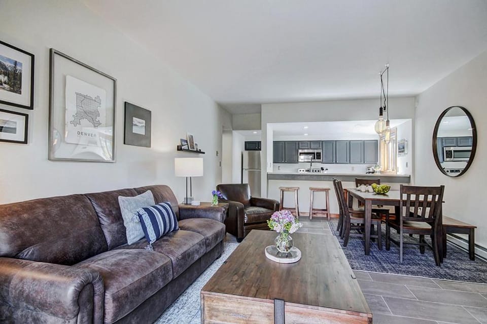 Spacious 2 bed, 2 bath Mountainwood 301 condo in Breckenridge, sleeps 8 guests Apartment in Breckenridge