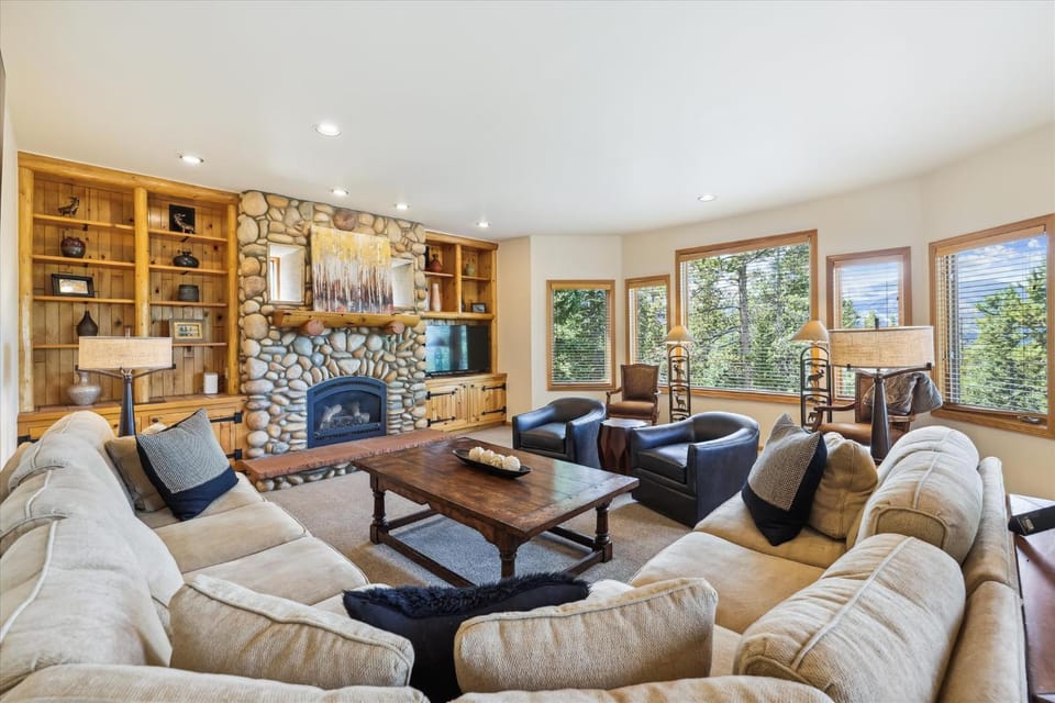 Luxury 5 bedroom Mountain View Lodge in Breckenridge, perfect for 12 guests with stunning views House in Breckenridge