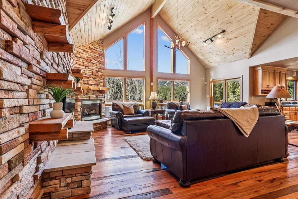Mountain Serenity Retreat, Beautiful Blue River Home, Private Hot Tub House in Blue River