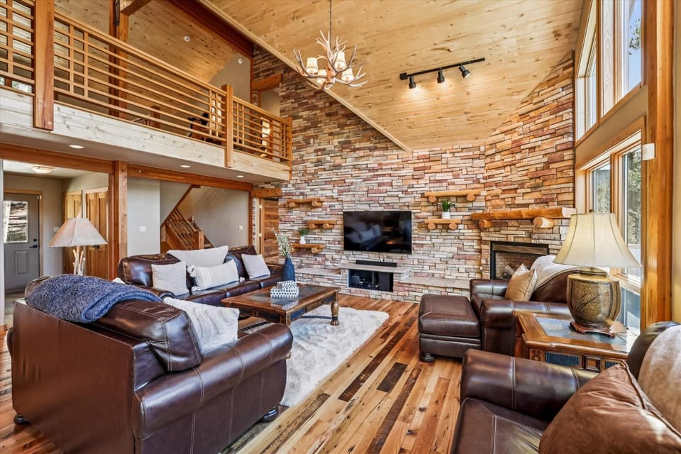 Mountain Serenity Retreat, Beautiful Blue River Home, Private Hot Tub House in Blue River