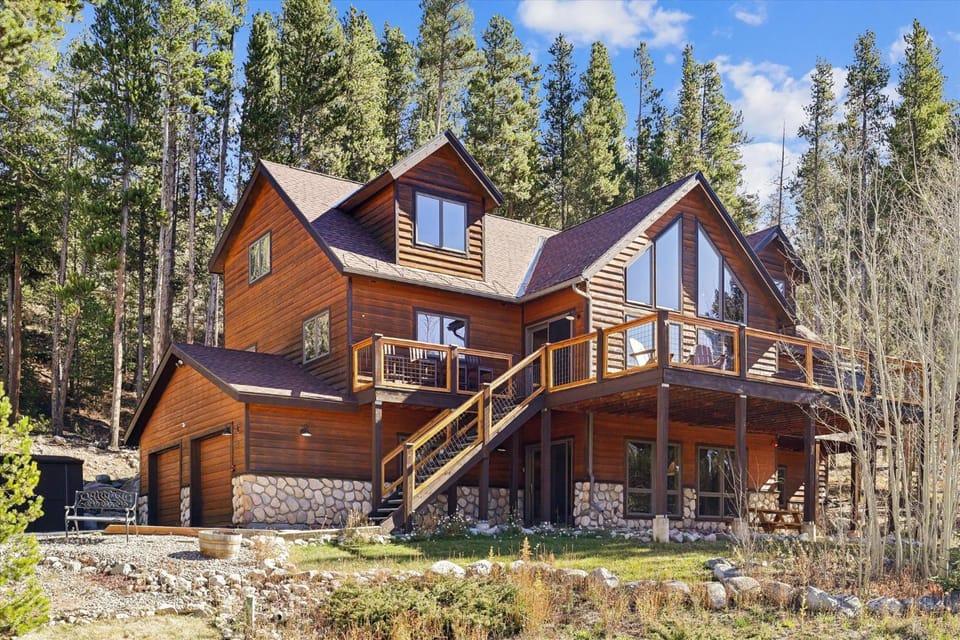 Mountain Serenity Retreat, Beautiful Blue River Home, Private Hot Tub House in Blue River