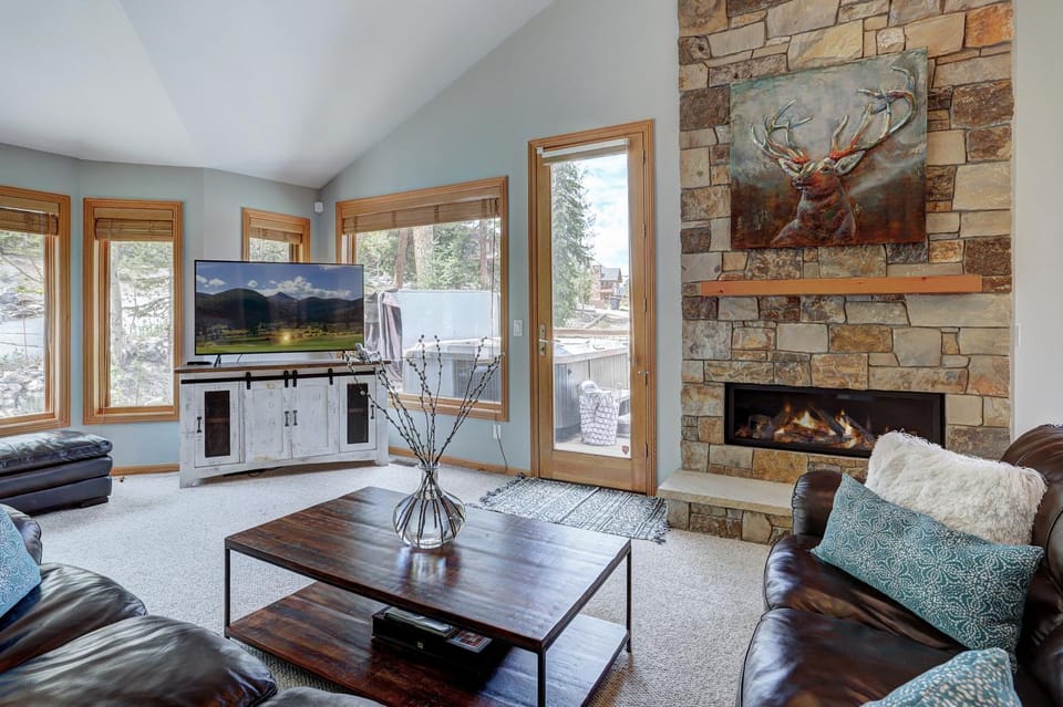 Marble Mountain Retreat, luxury stay in Breckenridge for 12 with stunning mountain views House in Summit County