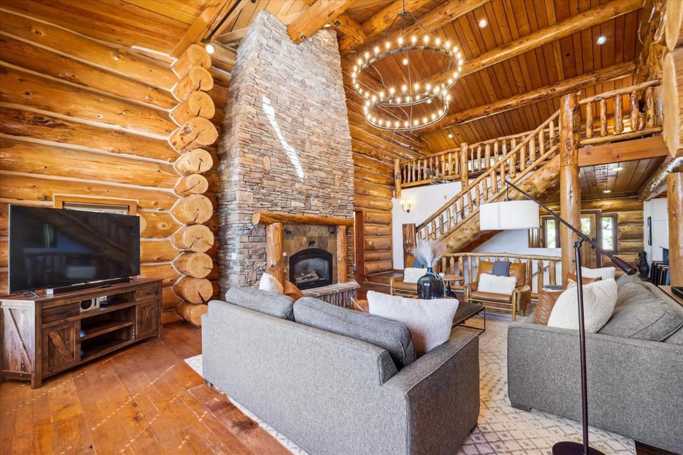 Luxury Breckenridge Modern Log Cabin, Mountain Views and Private Hot Tub Cabin in Summit County