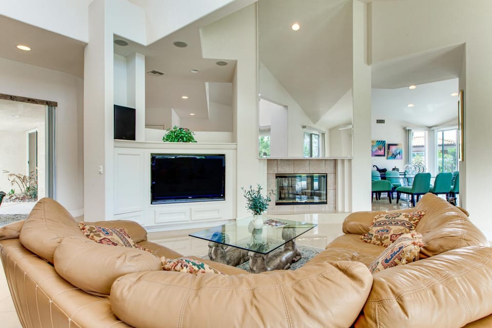 Extended-Stay Haven on Lake La Quinta w/ Dock House in La Quinta