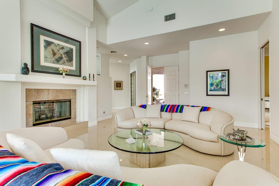 Extended-Stay Haven on Lake La Quinta w/ Dock House in La Quinta