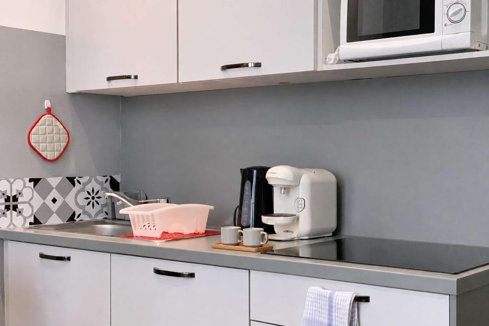 Coffee/tea facilities, Kitchen or kitchenette, stove, toaster