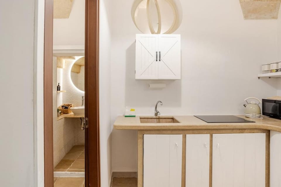 Kitchen or kitchenette, oven, kitchen