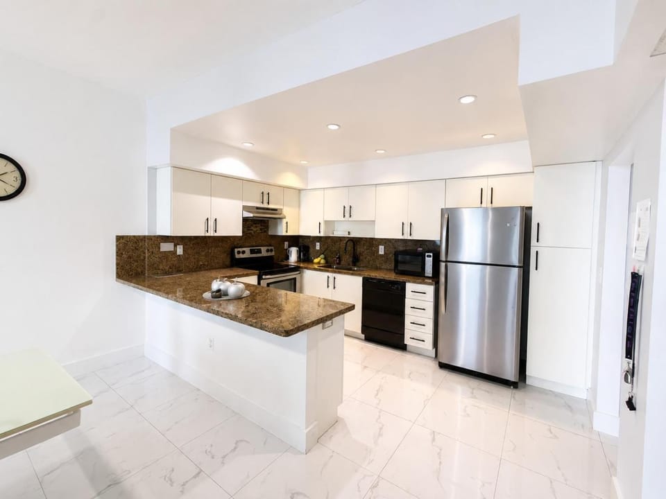 Coffee/tea facilities, Kitchen or kitchenette, dishwasher, toaster