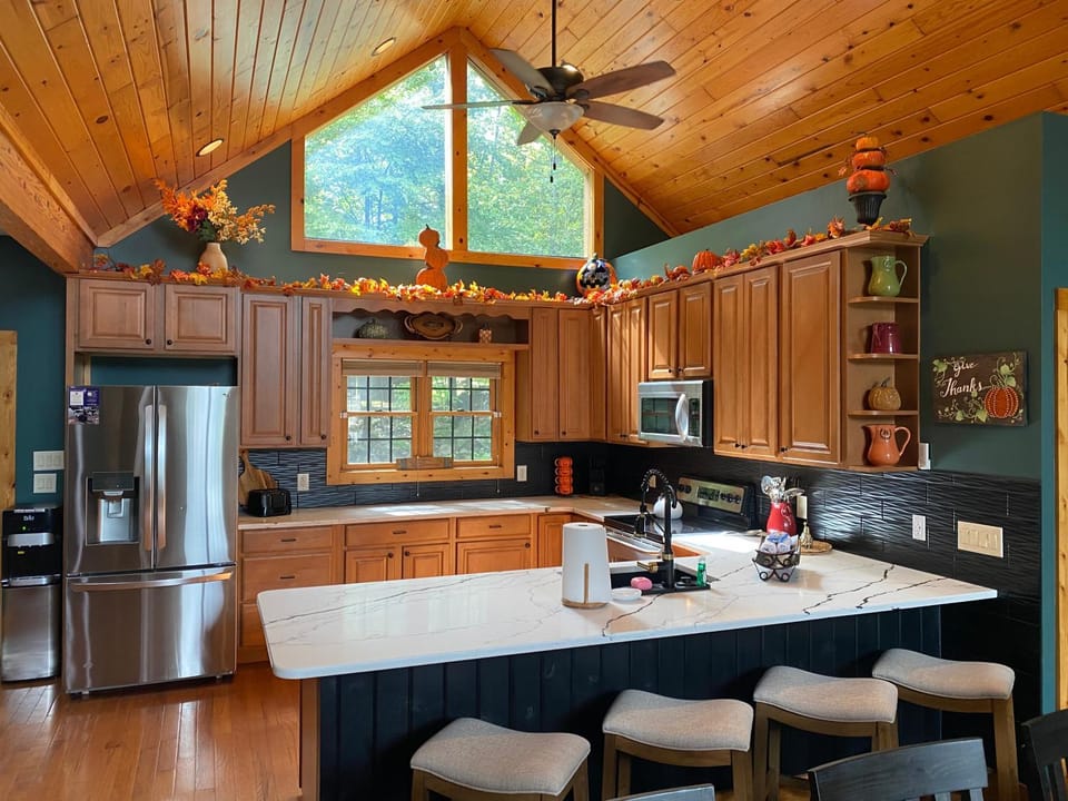 Kitchen or kitchenette, Seating area, Dining area
