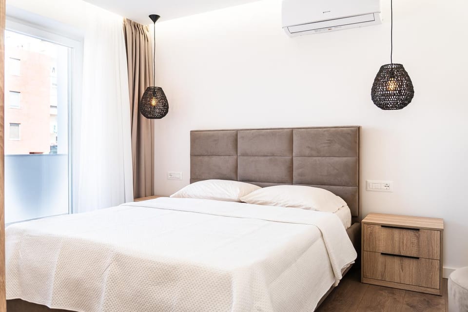 Bed, Photo of the whole room, Bedroom, air conditioner