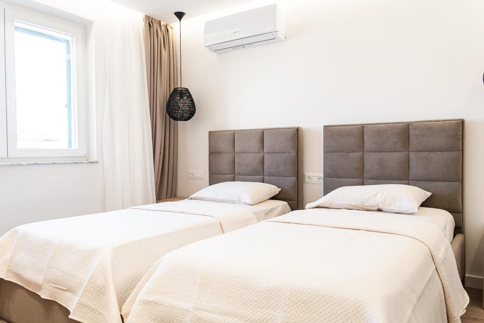 Bed, Photo of the whole room, Bedroom, air conditioner