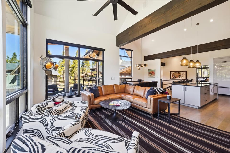 Luxury Breckenridge home with great views, sleeps 10, Outside The Bubble House in Breckenridge