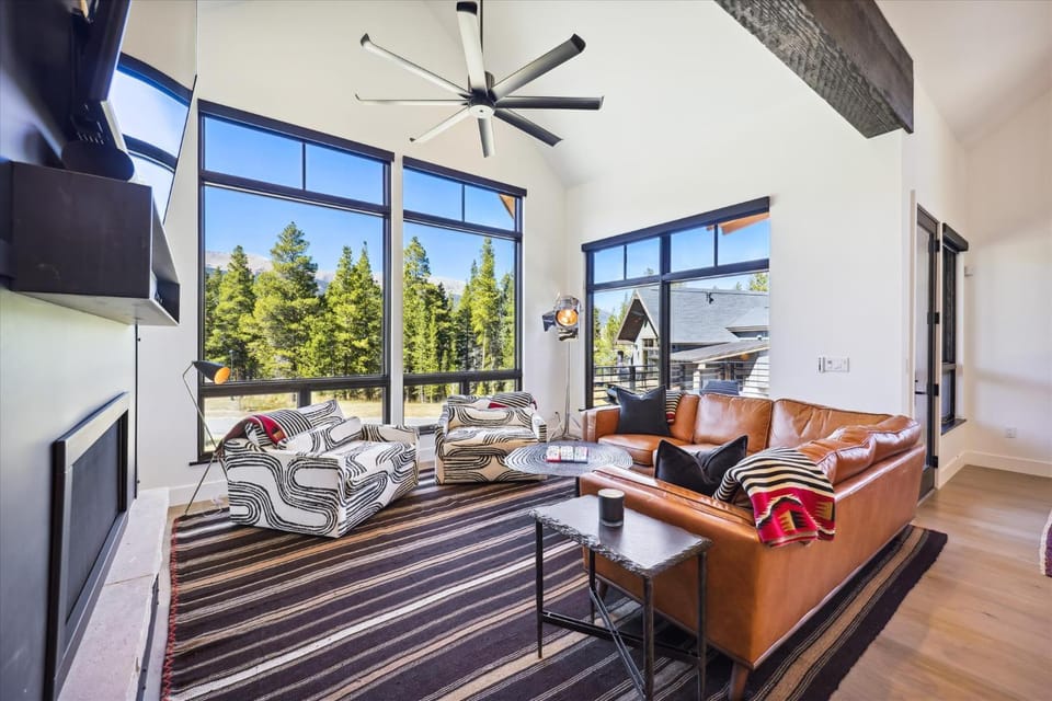 Luxury Breckenridge home with great views, sleeps 10, Outside The Bubble House in Breckenridge