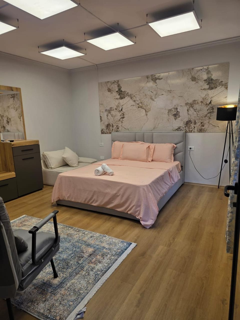 Bed, TV and multimedia, Living room, Photo of the whole room, Seating area, Bedroom