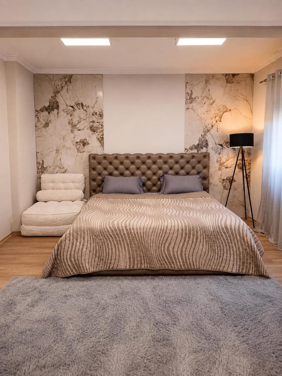 Bed, Living room, Photo of the whole room, Seating area, Bedroom