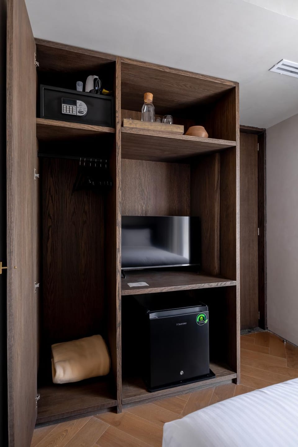 Coffee/tea facilities, Photo of the whole room, Bedroom, minibar, wardrobe