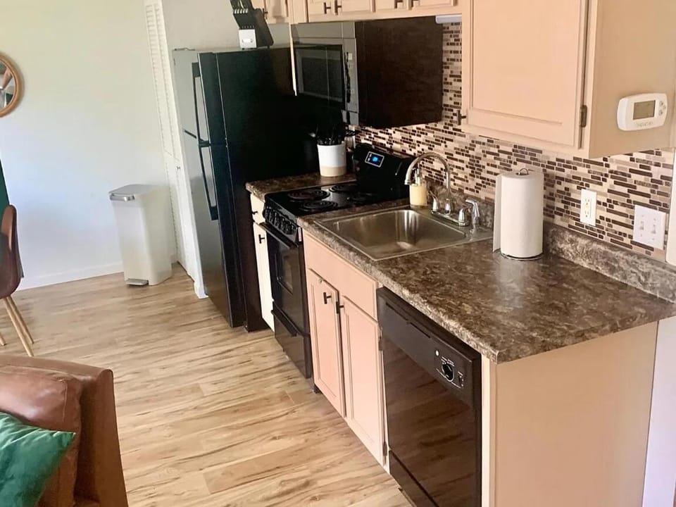 Coffee/tea facilities, Kitchen or kitchenette, oven, stove
