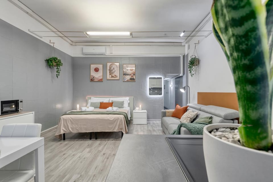 Bed, Living room, Photo of the whole room, Seating area, Bedroom, air conditioner