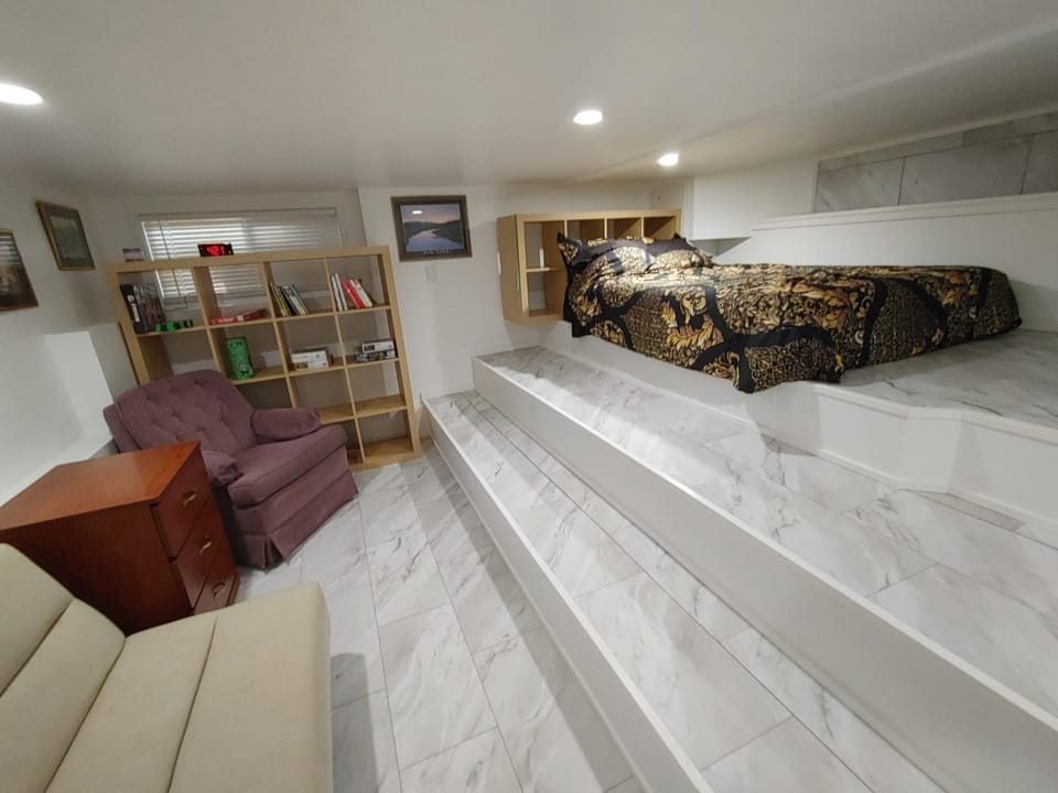 Bed, Seating area